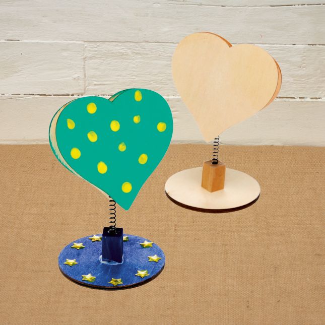 Colorations® Father’s Day Heart Note Holder Craft Kit – Makes 12 Crafts