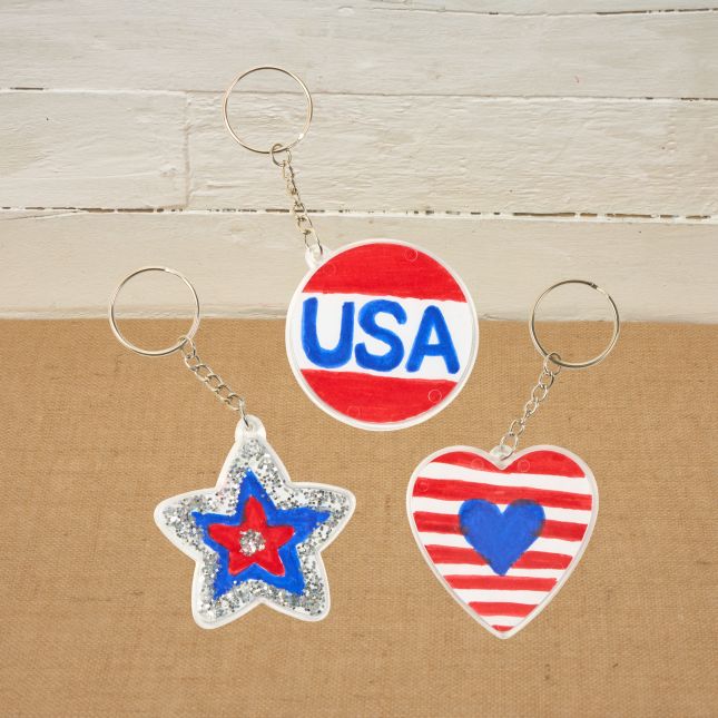 Colorations® 4th of July Sparkle Keychain Craft Kit – Makes 12 Crafts