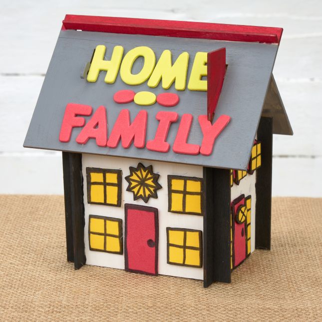 Colorations® Thanksgiving Family House Craft Kit – Makes