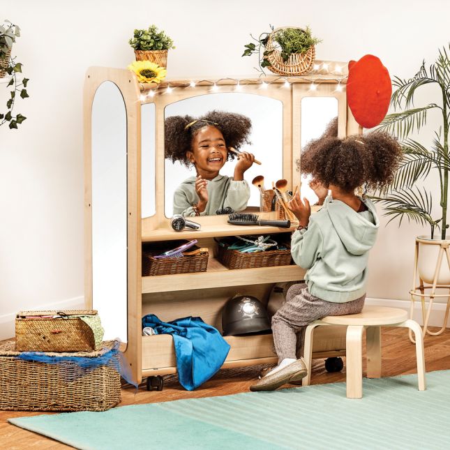 Millhouse™ Hollywood Dressing Up Station